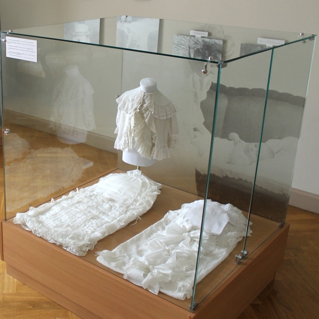 Grafų Pšezdzieckių vaikų drabužėliai: krikšto marškinėliai