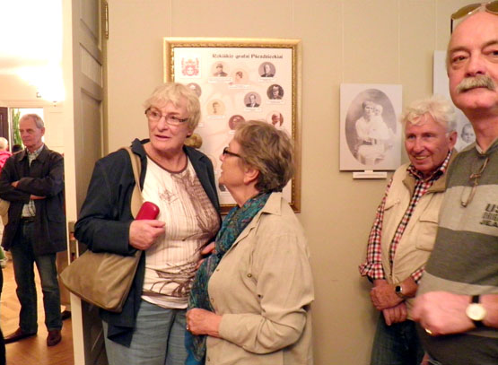 Grafo J.Pšezdzieckio anūkė A.Gžegoževska (kairėje) kartu su ja keliaujantiems lenkams pasiūlė užsukti į jos protėvių dvarą. K.Kurpiaus nuotr. Grafo J.Pšezdzieckio anūkė A.Gžegoževska (kairėje) kartu su ja keliaujantiems lenkams pasiūlė užsukti į jos protėvių dvarą. K.Kurpiaus nuotr.