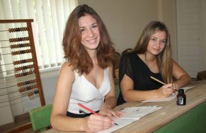 Rugsėjo pirmąją – bandymas rašyti plunksna Plunksna bando rašyti Juodupės gimnazistės Jurgita Rušėnaitė (kairėje) ir Ieva Juknaitė. D. Zibolienės nuotr.