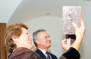 Gitanas Nausėda Rokiškio krašto muziejaus direktorei  Nijolei Šniokienei įteikė ypatingą knygą – Sofijos Tyzenhauzaitės istorinio romano „Halina Oginska“ dvitomį. Krašto muziejaus archyvo nuotr.