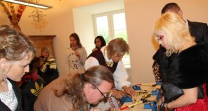 Muziejininkas G.Kujelis vestuvininkams atskleidė žalvario paslaptis.