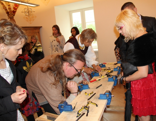 Muziejininkas G.Kujelis vestuvininkams atskleidė žalvario paslaptis.