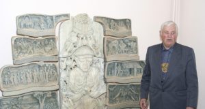 Šviesios atminties J.Tvardauskas šalia kūrinio