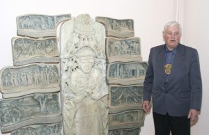 Šviesios atminties J.Tvardauskas šalia kūrinio