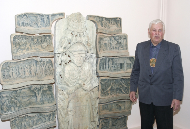 Šviesios atminties J.Tvardauskas šalia kūrinio