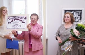 Iš Utenos – su dovanomis deta Tumėnaitė-Bražėnienė (dešinėje) Marytei Mieliauskienei dovanojo iškarpytus mūsų dvaro rūmus. Giedriaus Kujelio nuotr.