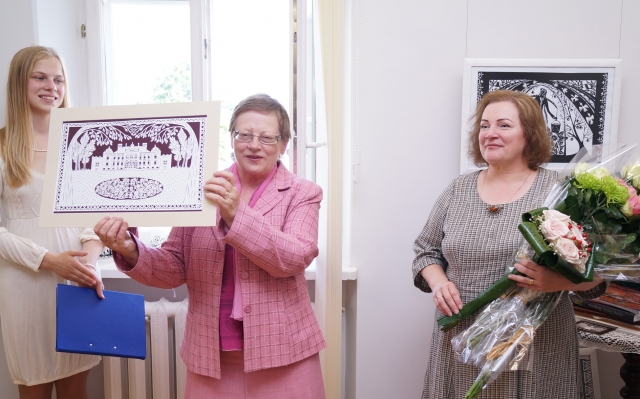 deta Tumėnaitė-Bražėnienė (dešinėje) Marytei Mieliauskienei dovanojo iškarpytus mūsų dvaro rūmus. Giedriaus Kujelio nuotr. deta Tumėnaitė-Bražėnienė (dešinėje) Marytei Mieliauskienei dovanojo iškarpytus mūsų dvaro rūmus. Giedriaus Kujelio nuotr.