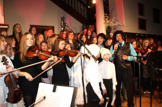 Finalinę dainą „Naujieji metai“ atliko visi koncerto dalyviai. N.Byčkovskio nuotr.