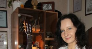 Pedagogė R.Šakalienė kviečia visus į koncertą. N.Byčkovskio nuotr.