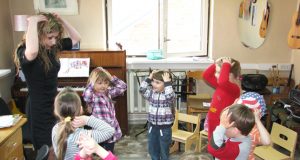 Mažiausieji mokiniai mokosi dainelių žaisdami. N.Byčkovskio nuotr.