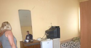 Obelių savarankiško gyvenimo namų kambaryje glaudžiasi gausi A.R. šeima.