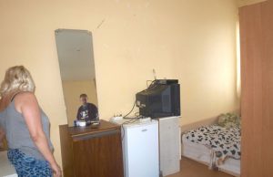 Gyvenimo audrų vėtoma daugiavaikė šeima glaudžiasi valdiškame būste Obelių savarankiško gyvenimo namų kambaryje glaudžiasi gausi A.R. šeima.