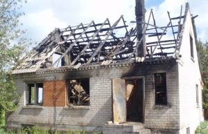 Prezidento rinkimų dieną kilęs gaisras Antanašės kaime Petrauskų šeimą paliko be pastogės ir užgyvento turto. E.NArkūno nuotr.