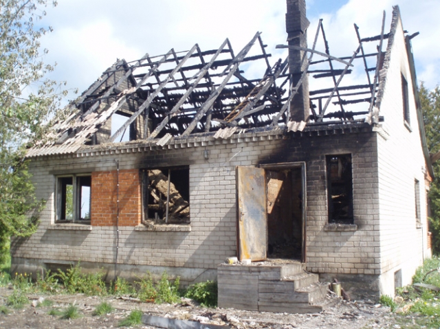 Prezidento rinkimų dieną kilęs gaisras Antanašės kaime Petrauskų šeimą paliko be pastogės ir užgyvento turto. E.NArkūno nuotr.