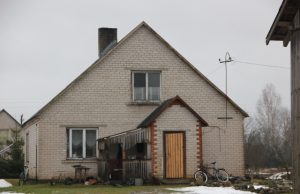 Naujųjų išvakarėse Čedasuose nudurtas jaunuolis Šiame name įvykdytas kraupus nusikaltimas. M.Katinauskienės nuotr.