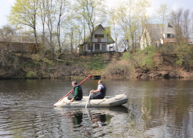 Ugniagesiai plaukiodami valtimis Vyžuonoje ieškojo dingusiojo vyriškio kūno. D. Zibolienės nuotr.