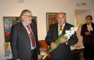 Pernai per Rokiškio miesto gimtadienio šventę dailininką Rimą Zigmą Bičiūną (kairėje) su parodos atidarymu Vilniaus rokiškėnų vardu pasveikino klubo "Rokiškio pragiedruliai" pirmininkas Algis Narutis.