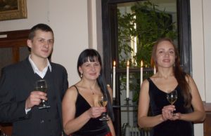 Pusnynuose, prie puošniausios rajono eglės… Rokiškėnams koncertavo pedagogė Zita Lukošiūnienė su vaikais Adomu ir Zelma.