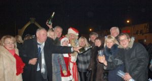 Rajono verslininkus į aikštę palydėjo Kalėdų Senelis ir Snieguolytė