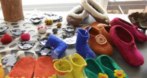 Ryškiaspalvės šlepetės iš vilnos.