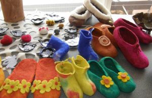 Ryškiaspalvės šlepetės iš vilnos.