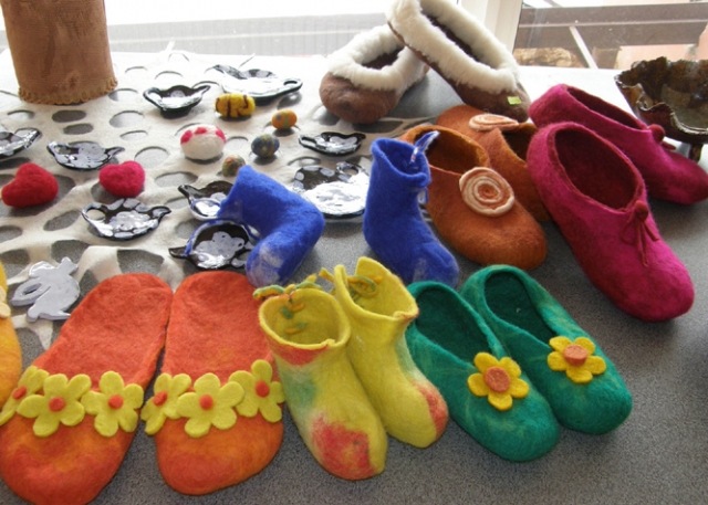 Ryškiaspalvės šlepetės iš vilnos.