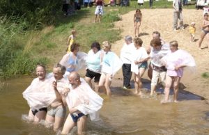 Tradicinėje vasaros šventėje pensininkai ir neįgalieji per humoro pirzmę pažvelgė į realų gyvenimą – potestuodami prieš pensijų mažinimą surengė skandinimosi akciją. D.Zibolienės nuotr