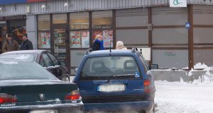 Miesto centre vienintelė laisva vieta neįgaliųjų automobiliams stovėti – prie prekybos centro. L.Dūdaitės nuotr.