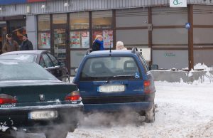 Neįgalieji mieste nepageidaujami? Miesto centre vienintelė laisva vieta neįgaliųjų automobiliams stovėti – prie prekybos centro. L.Dūdaitės nuotr.