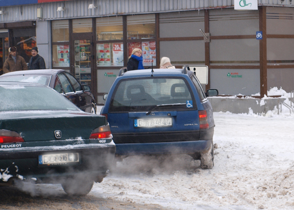 Miesto centre vienintelė laisva vieta neįgaliųjų automobiliams stovėti – prie prekybos centro. L.Dūdaitės nuotr. Miesto centre vienintelė laisva vieta neįgaliųjų automobiliams stovėti – prie prekybos centro. L.Dūdaitės nuotr.