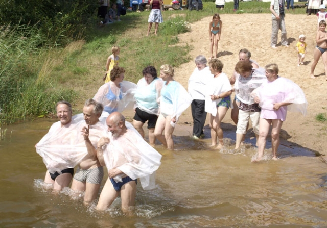 Tradicinėje vasaros šventėje pensininkai ir neįgalieji per humoro pirzmę pažvelgė į realų gyvenimą – potestuodami prieš pensijų mažinimą surengė skandinimosi akciją. D.Zibolienės nuotr