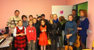 R.Lymano muzikos mokyklos moksleiviai ir mokytojai koncertavo neįgalių ir sutrikusio intelekto vaikų dienos centre. J.Dovydėnienės nuotr.