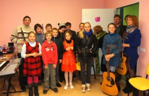 R.Lymano muzikos mokyklos moksleiviai ir mokytojai koncertavo neįgalių ir sutrikusio intelekto vaikų dienos centre. J.Dovydėnienės nuotr.