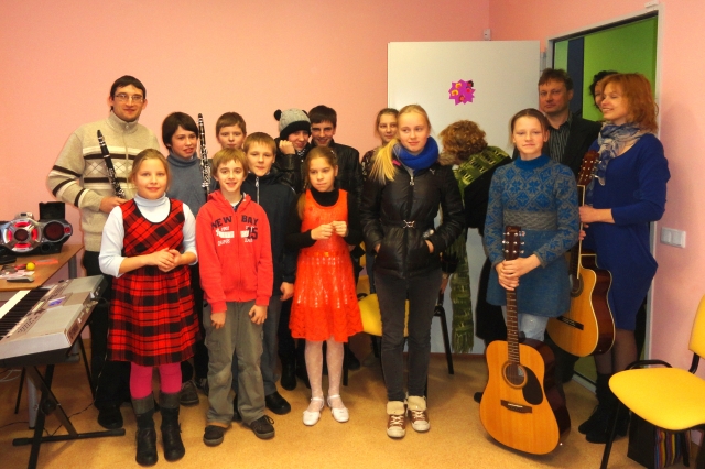 R.Lymano muzikos mokyklos moksleiviai ir mokytojai koncertavo neįgalių ir sutrikusio intelekto vaikų dienos centre. J.Dovydėnienės nuotr.