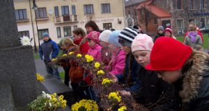 Senamiesčio pagrindinės mokyklos mokiniai papuošė paminklą gėlių girlianda.