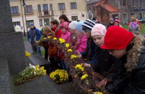 Senamiesčio pagrindinės mokyklos mokiniai papuošė paminklą gėlių girlianda.