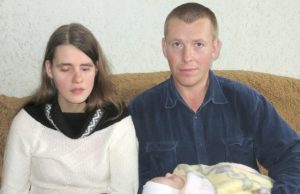 Kalėdų stebuklo belaukiant: jaunai šeimai praverstų parama bulvėmis, drabužiais ar pinigais… Netrukus po gimdymo dėl streso Neringai dingo pienas. „Didžiuliu sunkiai įveikiamu finansiniu iššūkiu mums tapo mišinuko pritaikymas Viltei. Išbandėm – begalę