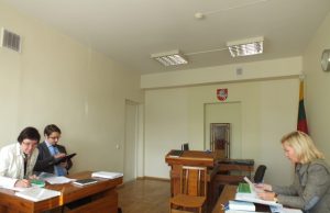 Su savivaldybe dėl atleidimo iš darbo besibylinėjanti eksdirektorė Nida Lungienė (kairėje) išsigando viešumo – teismo paprašė bylą nagrinėti be žurnalistų. Dešinėje – savivaldybę teisme atstovaujanti teisininkė Rūta Dilienė. A.Minkevičienės nuotr..