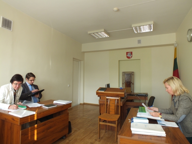 Su savivaldybe dėl atleidimo iš darbo besibylinėjanti eksdirektorė Nida Lungienė (kairėje) išsigando viešumo – teismo paprašė bylą nagrinėti be žurnalistų. Dešinėje – savivaldybę teisme atstovaujanti teisininkė Rūta Dilienė. A.Minkevičienės nuotr..