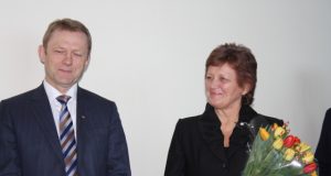 Kultūros ministras Šarūnas Birutis įteikė Rokiškio krašto muziejaus direktorei  Nijolei Šniokienei aukso žvaigždę „Nešk savo šviesą  ir tikėk". A. Minkevičienės nuotr.