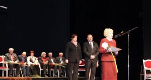 Medalio „Tarnaukime Lietuvai“ įteikimo momentas. Rokiškio krašto muziejaus nuotr.