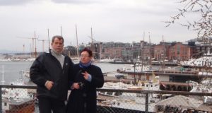 Norvegija lietuvius pasitiko nesvetingai: ten gamta dar tik bunda po žiemos. Uosto fone įsiamžino du rajono atstovai: Gintautas Rekerta ir Audronė Baltuškaitė. Asmeninio albumo nuotr.