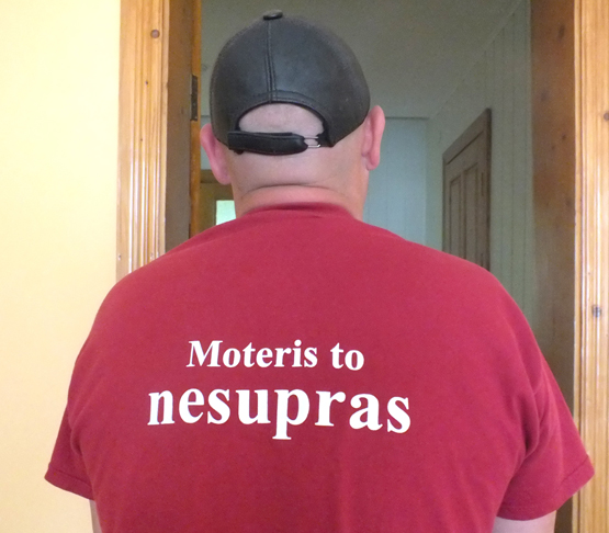 G.V. marškinėlius puošė užrašas: 