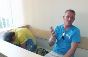 Nepilnametį sumušę  kavoliškėnai Lukas Marganavičius ir Egidijus Mačys (dešinėje) trečiadienį išgirdo teismo nuosprendį. A. Minkevičienės nuotr.
