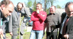 Obelaitę sodina Obelių bendruomenės pirmininkas Žilvinas Misiūnas (iš kairės)