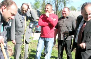 Obelaitę sodina Obelių bendruomenės pirmininkas Žilvinas Misiūnas (iš kairės)