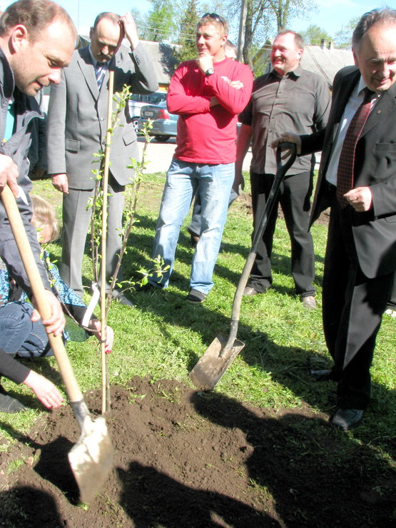 Obelaitę sodina Obelių bendruomenės pirmininkas Žilvinas Misiūnas (iš kairės) Obelaitę sodina Obelių bendruomenės pirmininkas Žilvinas Misiūnas (iš kairės)