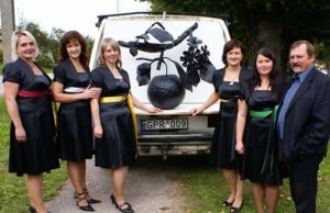 Šventės simbolį - obuolį - nukaldino kalvis Vidas Kelečius. R.Pupelio nuotr.