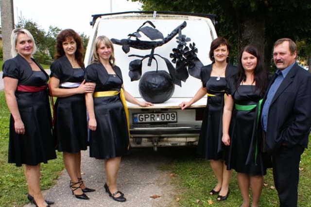 Šventės simbolį - obuolį - nukaldino kalvis Vidas Kelečius. R.Pupelio nuotr.