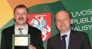 Direktorius Kęstutis Paškevičius (kairėje) su Premjeru Andriumi Kubiliumi “Lietuvos metų gaminio 2009“ apdovanojimų ceremonijos metu. Asmeninio archyvo nuotr.